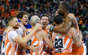 Los jugadores del Leyma Coruña celebran un triunfo.