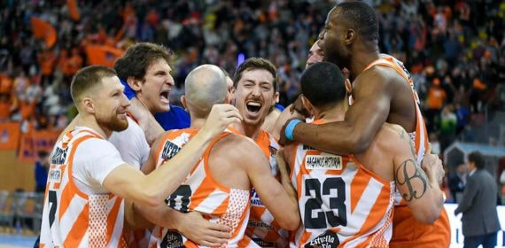 Los jugadores del Leyma Coruña celebran un triunfo.