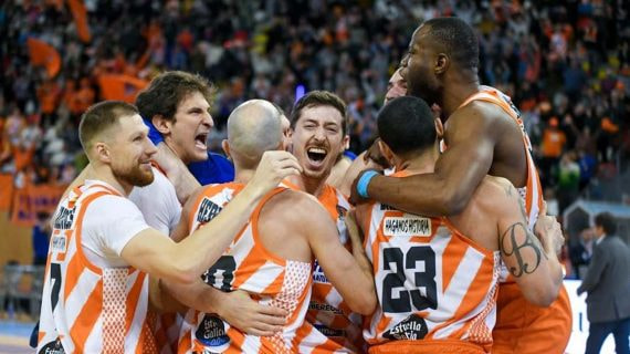 Los jugadores del Leyma Coruña celebran un triunfo.