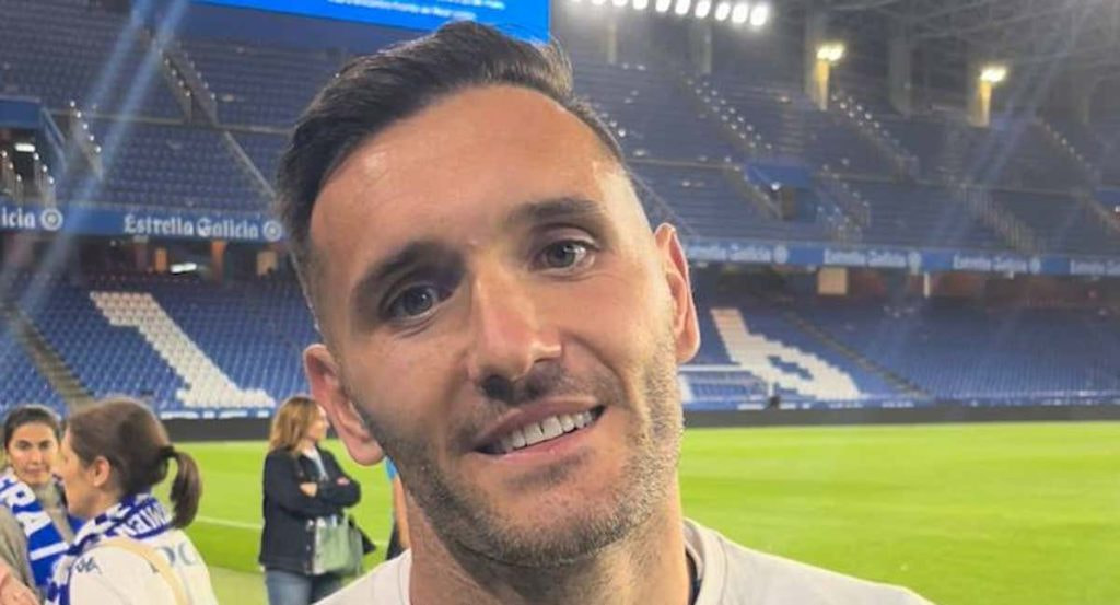 Lucas Pérez, durante la entrevista con Relevo sobre el césped de Riazor.