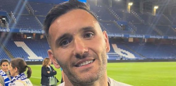 Lucas Pérez, durante la entrevista con Relevo sobre el césped de Riazor.