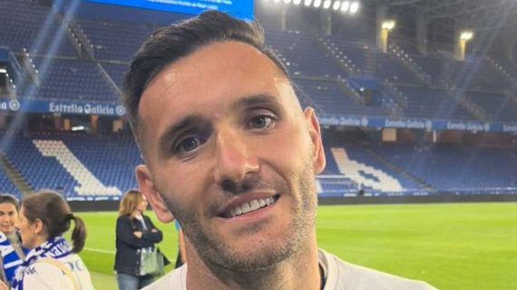 Lucas Pérez, durante la entrevista con Relevo sobre el césped de Riazor.