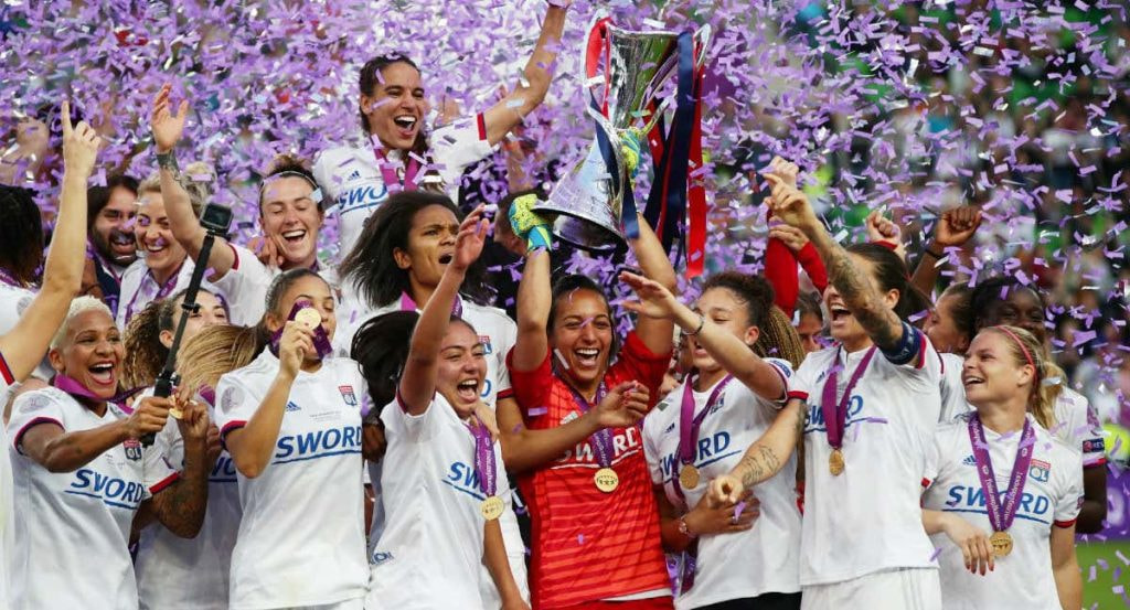 Las jugadoras del Olympique de Lyon femenino levantando una Champions.