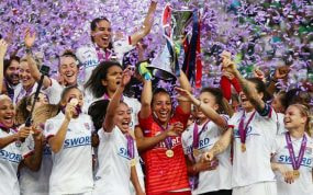 Las jugadoras del Olympique de Lyon femenino levantando una Champions.