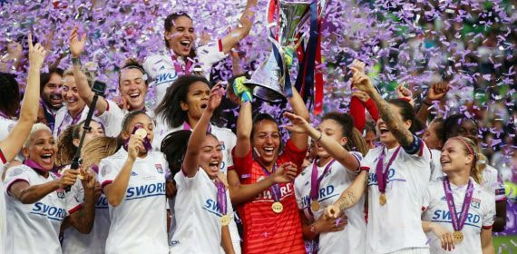 Las jugadoras del Olympique de Lyon femenino levantando una Champions.