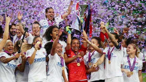 Las jugadoras del Olympique de Lyon femenino levantando una Champions.