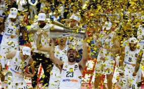 El Real Madrid levantando el título de campeón de la Euroliga el pasado año.