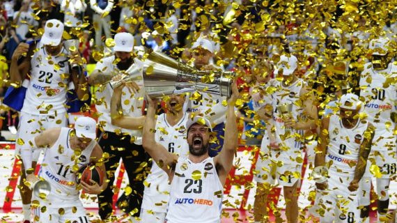 El Real Madrid levantando el título de campeón de la Euroliga el pasado año.