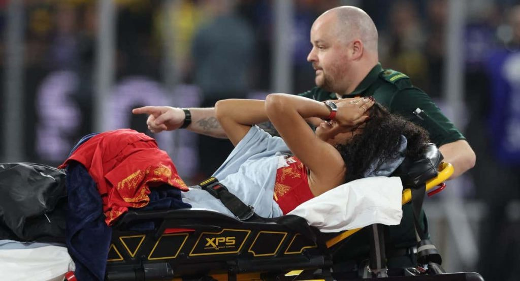 María Vicente </p><p>abandona llorando y en camilla la pista de los Mundiales indoor de Glasgow en marzo de 2024.