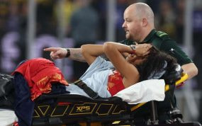 María Vicente </p><p>abandona llorando y en camilla la pista de los Mundiales indoor de Glasgow en marzo de 2024.