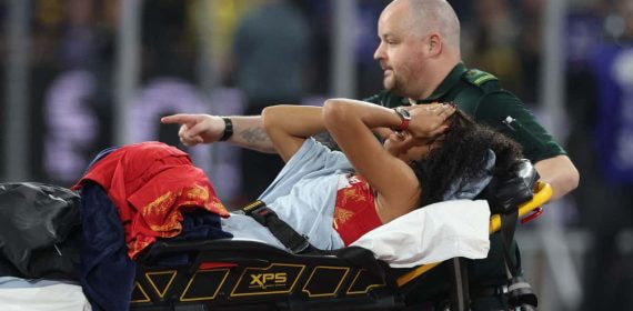 María Vicente </p><p>abandona llorando y en camilla la pista de los Mundiales indoor de Glasgow en marzo de 2024.