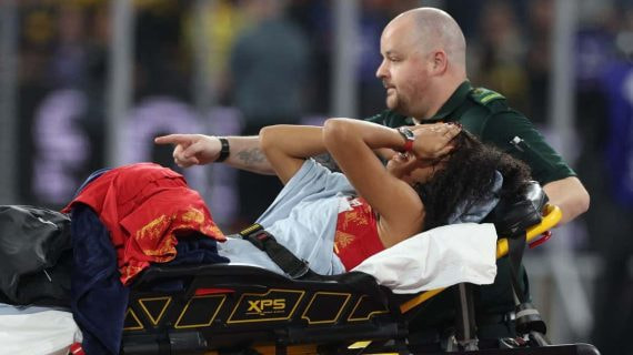 María Vicente </p><p>abandona llorando y en camilla la pista de los Mundiales indoor de Glasgow en marzo de 2024.