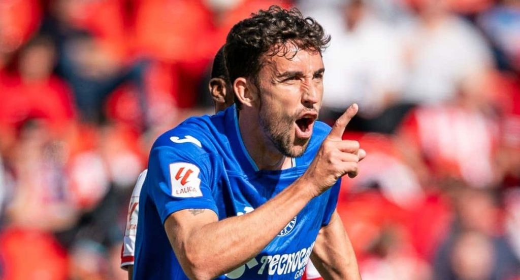 Jaime Mata celebrando uno de sus dos goles al Almería.