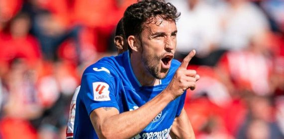 Jaime Mata celebrando uno de sus dos goles al Almería.