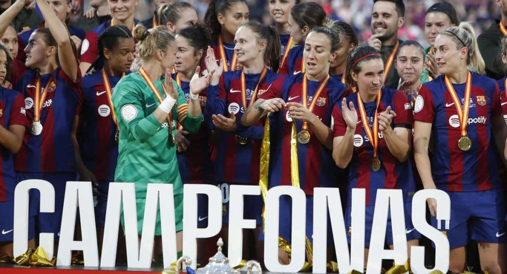 Jugadoras del Barça en la ceremonia de campeonas en la final de Copa de la Reina.