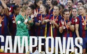 Jugadoras del Barça en la ceremonia de campeonas en la final de Copa de la Reina.