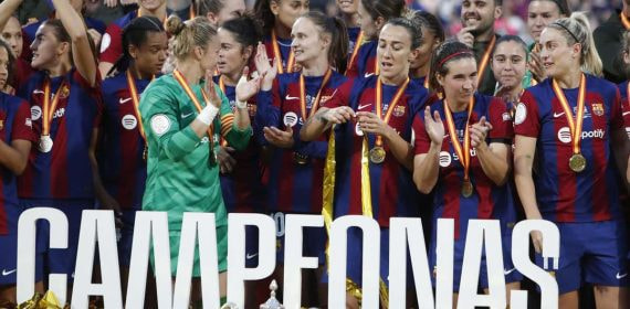 Jugadoras del Barça en la ceremonia de campeonas en la final de Copa de la Reina.