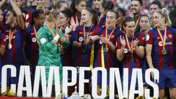 Jugadoras del Barça en la ceremonia de campeonas en la final de Copa de la Reina.