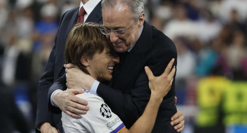 Modric y Florentino Pérez se abrazan tras conquistar la decimocuarta Champions del Real Madrid.