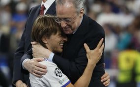 Modric y Florentino Pérez se abrazan tras conquistar la decimocuarta Champions del Real Madrid.