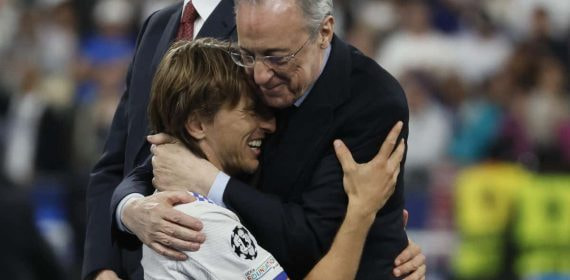 Modric y Florentino Pérez se abrazan tras conquistar la decimocuarta Champions del Real Madrid.