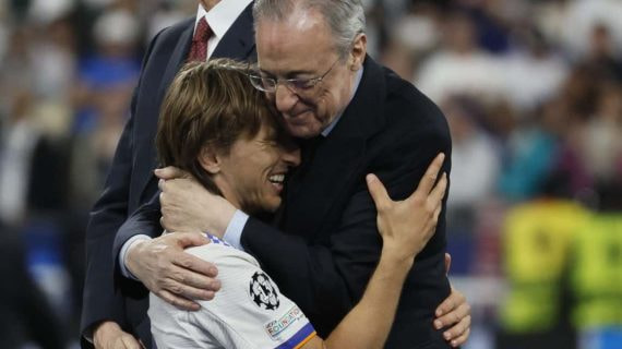 Modric y Florentino Pérez se abrazan tras conquistar la decimocuarta Champions del Real Madrid.