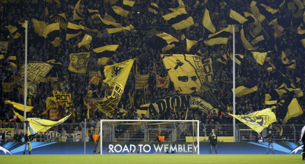 Imagen del famoso Muro Amarillo de aficionados del Borussia Dortmund.