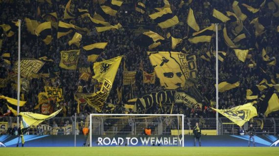 Imagen del famoso Muro Amarillo de aficionados del Borussia Dortmund.