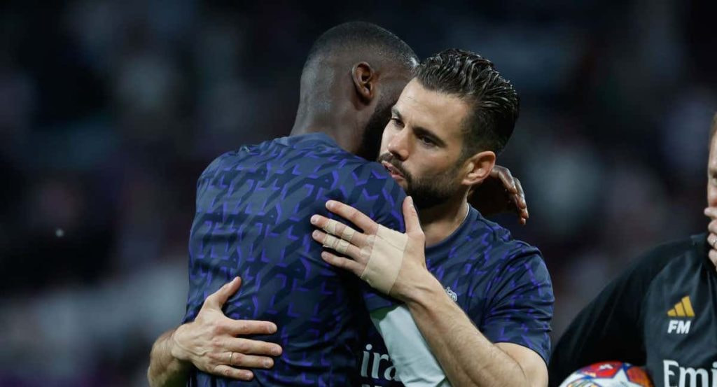 Rüdiger abraza a Nacho antes del partido contra el Bayern en el Bernabéu.