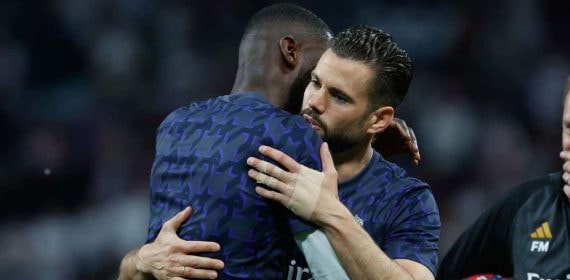 Rüdiger abraza a Nacho antes del partido contra el Bayern en el Bernabéu.