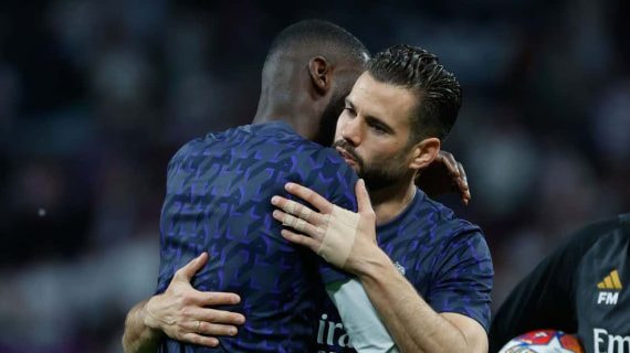 Rüdiger abraza a Nacho antes del partido contra el Bayern en el Bernabéu.