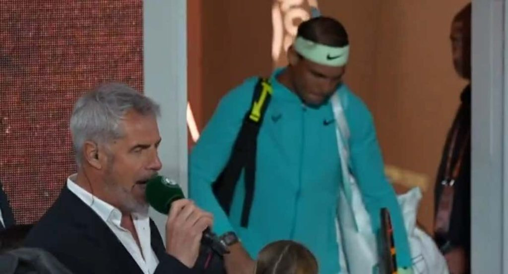 El presentador Marc Maury junto a Rafael Nadal durante el último partido del español en Roland Garros.
