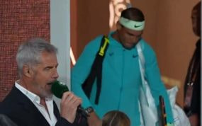 El presentador Marc Maury junto a Rafael Nadal durante el último partido del español en Roland Garros.