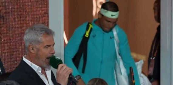 El presentador Marc Maury junto a Rafael Nadal durante el último partido del español en Roland Garros.