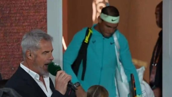 El presentador Marc Maury junto a Rafael Nadal durante el último partido del español en Roland Garros.