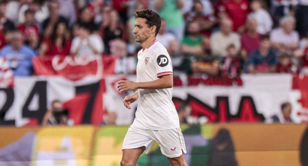 Jesús Navas se retira del campo con lágrimas en los ojos.