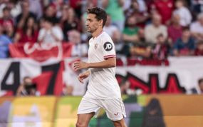 Jesús Navas se retira del campo con lágrimas en los ojos.