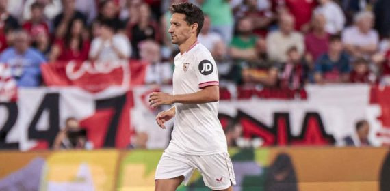 Jesús Navas se retira del campo con lágrimas en los ojos.