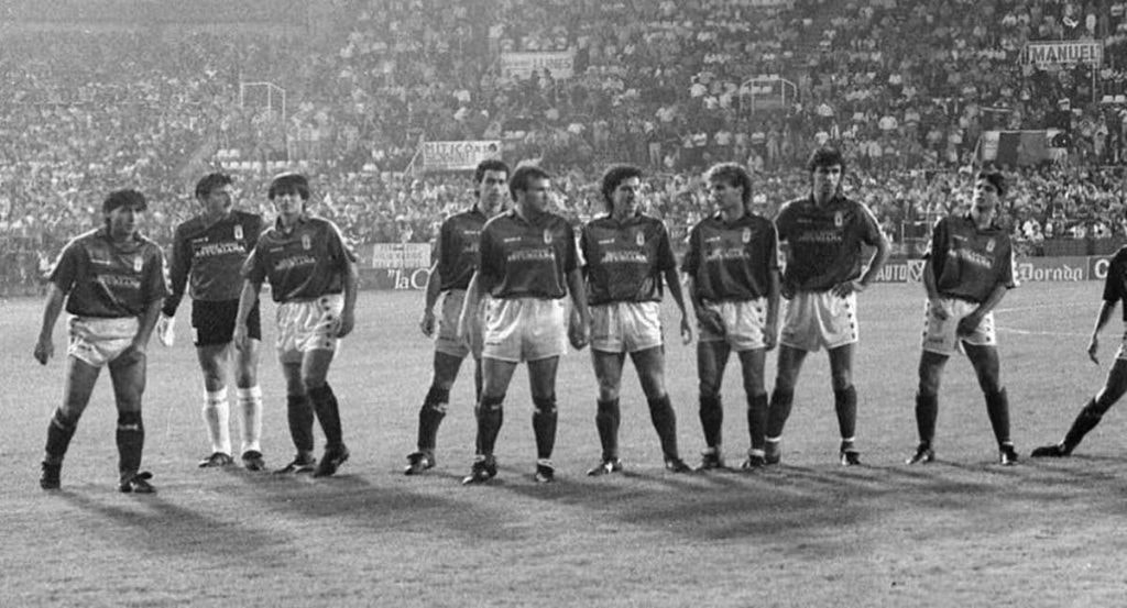 Plantilla del Oviedo en el partido contra el Genoa.