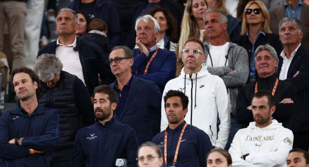 El equipo de Nadal, en pie para despedir a su jugador tras la derrota ante Zverev en la primera ronda de Roland Garros.