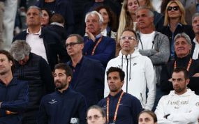 El equipo de Nadal, en pie para despedir a su jugador tras la derrota ante Zverev en la primera ronda de Roland Garros.