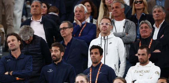 El equipo de Nadal, en pie para despedir a su jugador tras la derrota ante Zverev en la primera ronda de Roland Garros.