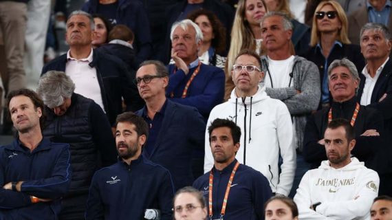 El equipo de Nadal, en pie para despedir a su jugador tras la derrota ante Zverev en la primera ronda de Roland Garros.