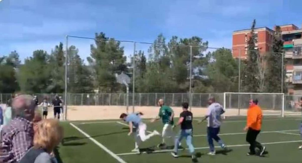 Una imagen de la pelea entre padres en un encuentro de prebenjamines en Sabadell.