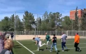 Una imagen de la pelea entre padres en un encuentro de prebenjamines en Sabadell.