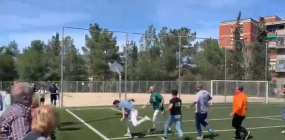 Una imagen de la pelea entre padres en un encuentro de prebenjamines en Sabadell.