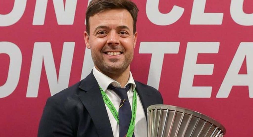 Tiago Pinto con la Conference ganada con la Roma.