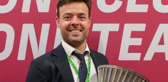 Tiago Pinto con la Conference ganada con la Roma.