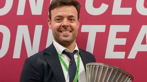 Tiago Pinto con la Conference ganada con la Roma.