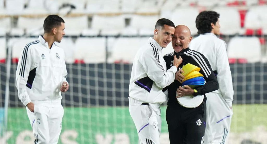 Antonio Pintus, preparador físico del Real Madrid, bromea con Lucas con Ceballos y Vallejo al fondo.